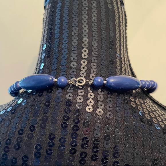 Vintage 80s Blue Black Swirl Oval Plastic Beaded Short Necklace - Picture 3 of 6